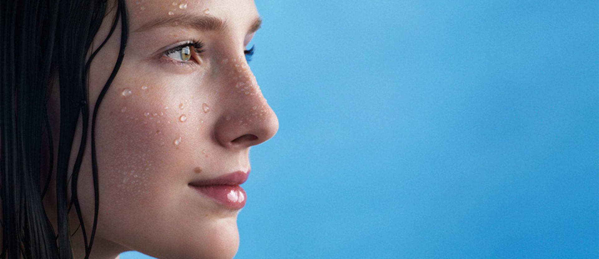 mujer con gotas de agua