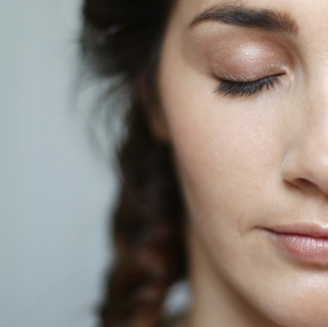 mujer con los ojos cerrados